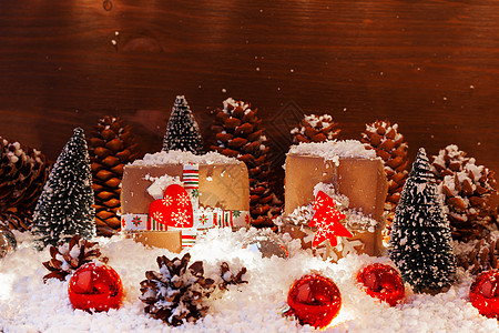 圣诞节和新年背景 包括装饰品 雪花 fir树 礼物和灯光 请在文本处就位静物盒子展示灯泡松果假期红色丝带图片