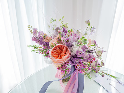 配有小玫瑰 雕刻花和其他花朵的新娘花束 以及婚礼传统花卉组成紫色牡丹玫瑰丝带作品玻璃假期粉色桌子蓝色图片