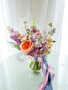 配有小玫瑰 雕刻花和其他花朵的新娘花束 以及婚礼传统花卉组成作品蓝色丝带反射玫瑰紫色桌子牡丹假期粉色背景图片
