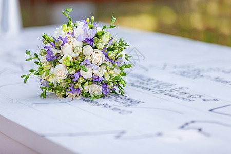 配有玫瑰和自由花的新娘花束 婚礼传统花卉组成 在结婚仪式上粉色长椅作品配饰树叶丝带桌子假期植物图片