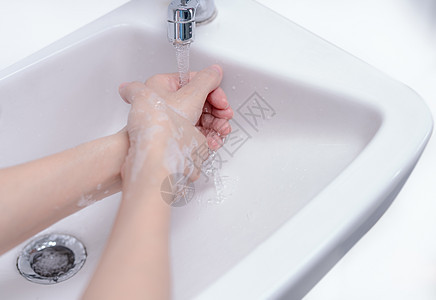 妇女用肥皂泡沫和自来水在浴室洗手卫生女孩清洁度身体外科感染皮肤液体手腕龙头图片
