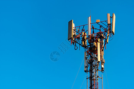具有清晰蓝天背景的电信塔台 天线发射机车站信号互联网蓝色电话天空卫星数据网络图片
