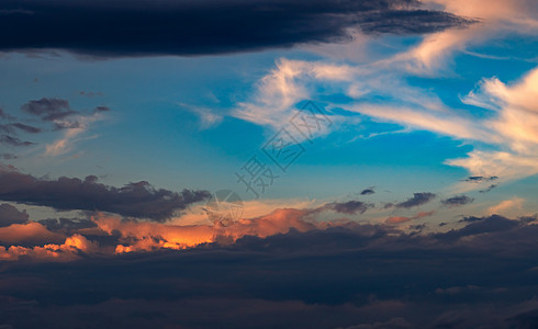 美丽的日落天空 橙 蓝色和白色的天空 多彩的太阳神光云景祷告日落射线橙子风景天气天堂动机图片