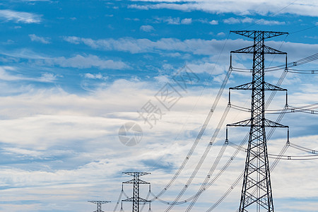 高电压电电线杆和输电线路图片
