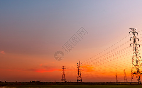 高压电流电线和有日落天空的电线农场橙子金属车站电气工程技术电压变电站建筑学图片