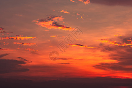 剧烈的红色和橙色天空和云彩抽象背景 红色的橙子墙纸环境动机天堂阳光假期日落戏剧性云景图片