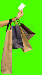 持有彩色购物袋和信用车的女消费者手女性信用卡花费展示卡片购物者零售销售礼物金融图片