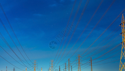 高压电电线杆和晚间输电线路天空变压器发电机植物邮政紧张危险电压电缆公用事业图片