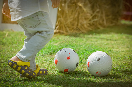 在家或学校外面踢足球的快乐小可爱男孩 S图片