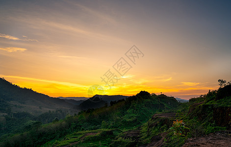 山上美丽的自然景观 有日落的天空和土地植物爬坡顶峰绿树橙子风景农村热带山脉图片