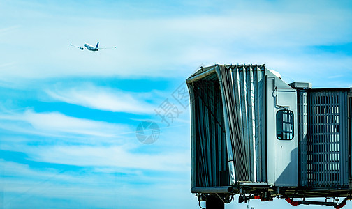 商业航空公司在机场起飞后搭乘喷气机桥乘客捷径航空出租车天篷喷射天空飞机场服务蓝色图片