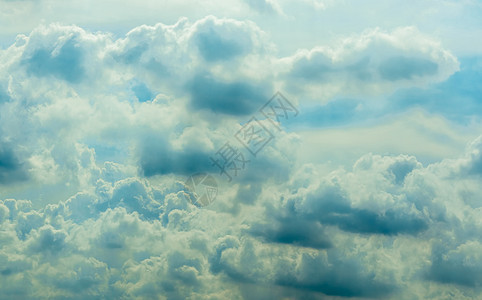 美丽的蓝天和白色积云抽象背景空气戏剧性阳光天气气候季节棉布自由天堂蓝色图片