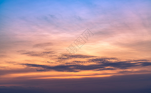 剧烈的日落天空 浪漫的天空 五颜六色的日落 艺术画橙子阳光天堂假期蓝色戏剧性紫色环境气候太阳图片