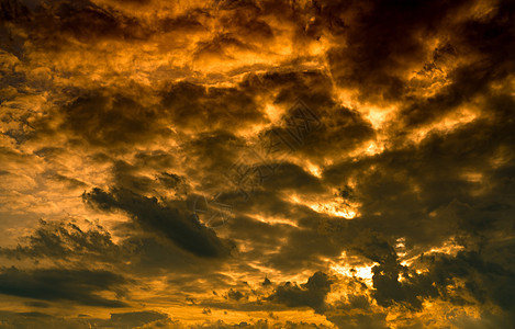金色的日落天空和白色的积云云 云层般的天空图片