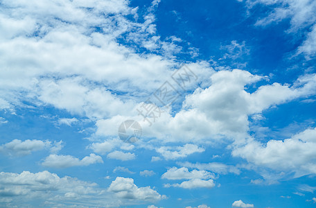 美丽的蓝天和白色积云抽象背景日光自由空气气象地球臭氧阳光蓝色环境季节图片