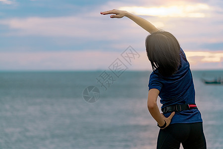 早上在石沙滩和Beau一起的Silhouette妇女健身海滩旅行女性假期日落决心身体海洋日出新年图片