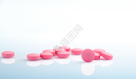 白色背景上的圆形粉红色药丸 维生素和矿工处方治疗预算药片药物药店医院保健禁忌症矿物质图片