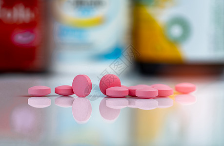 药箱和药丸背景模糊的粉粉片药片图片