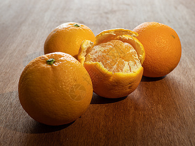 木制桌上的橘子食物壁画称道来者素食者台面水果甜甜圈热带图片