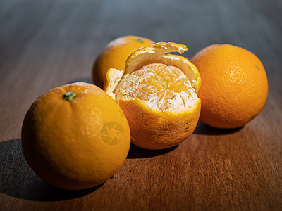 木制桌上的橘子黄色橙子食物桌子热带果汁饮食柑桔水果白色图片