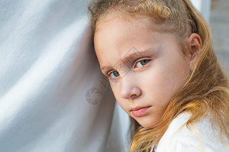 在白墙背景上悲伤的小女孩家庭孩子压力帮助饶恕疼痛怨恨损失女性焦虑图片