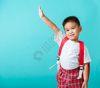 穿着制服的男孩微笑 当回到S时举起手来高兴蓝色学校瞳孔学习孩子快乐女性工作室喜悦胜利图片