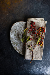 用野生红莓的秋天桌红色荒野纺织品环境刀具浆果食物乡村银器桌子图片