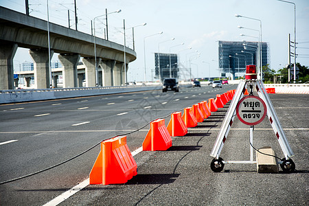 在高速公路上停止路标穿越驾驶交通乡村警告运动招牌汽车街道发动机图片