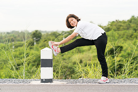 妇女为户外慢跑做准备运动鞋运动装训练女孩领带公园运动鞋带慢跑者跑步图片