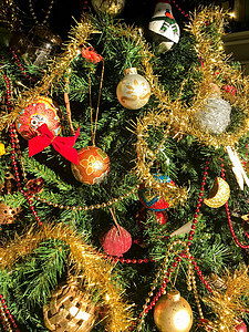 圣诞树上的圣诞装饰品季节风格假期丝带新年金子装饰文化礼物问候语图片