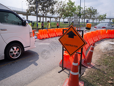 修复路标标志和道路工人运输铣刀进步安全工作橙子沥青圆圈卡车建筑图片