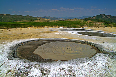 泥火山爆发图片