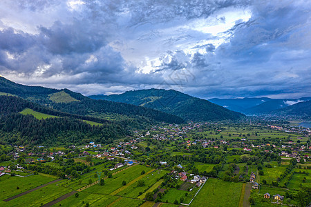 喀尔巴阡山脉山村的空中景观图片