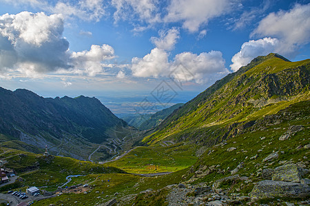 夏山Fagaras公路和山谷图片