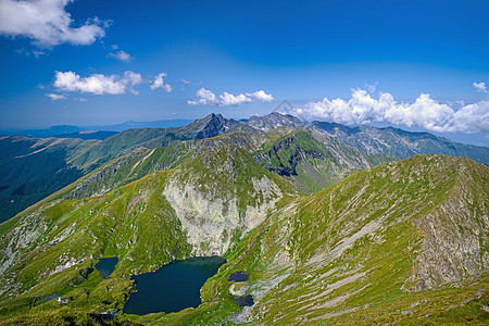 山顶的山上夏季视图图片