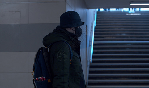 一个戴着保护面罩的人在城里走来走去图片