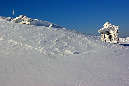 山顶有雪雪覆盖的气象站图片