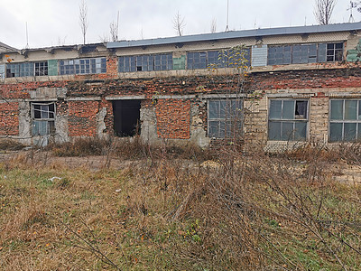 废弃的废旧和肮脏的工厂废墟图片