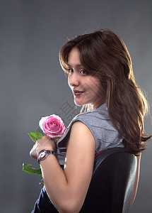 带着粉红玫瑰的年轻美女头发眼睛女士女性玫瑰嘴唇幸福化妆品工作室皮肤图片
