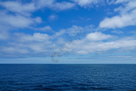 大西洋的蓝水 天空阴云多云图片