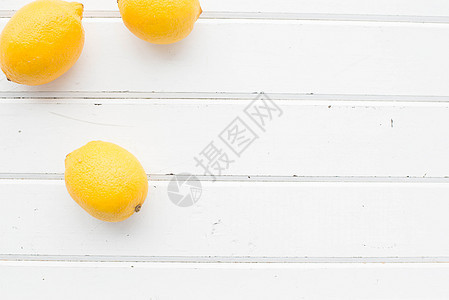 白木板上的柠檬乡村热带饮食木头义者叶子果汁水果市场食物图片