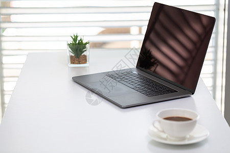笔记本电脑放在工作桌上 在办公室工作技术窗户职场互联网屏幕桌面桌子房间展示老鼠图片