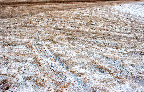 充满冰雪的公路危险棕色交通季节街道路面运输天气车轮城市图片