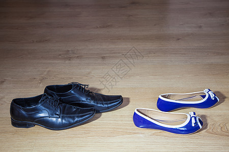 妇女和男子的鞋子鞋类争议冲突男性黑色离婚男人绳索脚跟皮革图片