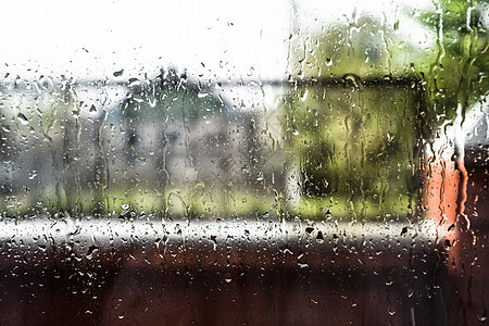 窗玻璃上的雨滴 雨中窗外模糊的背景滴水蓝色淋浴城市房子下雨天风景水滴潜水季节图片