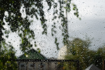 窗玻璃上的雨滴 雨中窗外模糊的背景天气气泡淋浴水分场景季节窗格风景葡萄园墙纸图片