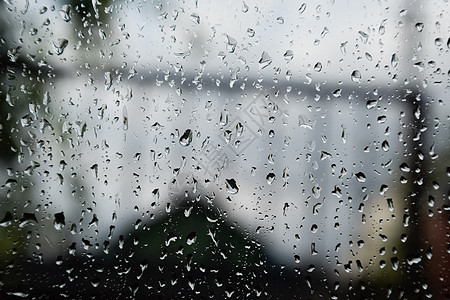 窗玻璃上的雨滴 雨中窗外模糊的背景淋浴风景水滴季节雨窗葡萄园下雨天气桌子房子图片