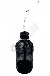 紧贴在白色燃烧时隔绝的瓶状煤油灯或油灯石蜡家庭气体乡村油炉瓶子石油汽油金属玻璃图片