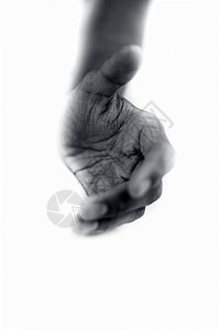 近距离的一只人类手 被孤立在白色上 试图帮助图像皮肤商业友谊宽慰棕榈手指女士手臂男性手势图片