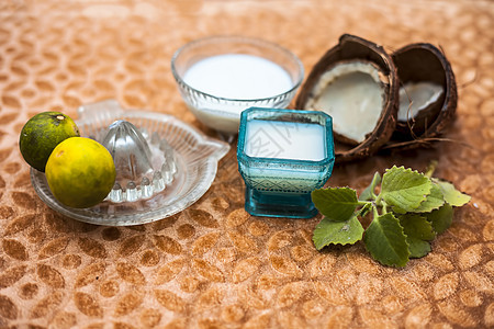 玻璃碗中木质表面的头发疗法或头发生长疗法 由椰奶和柠檬汁与原料混合而成蜂蜜治疗面具药品保健卫生牛奶食物皮肤温泉图片